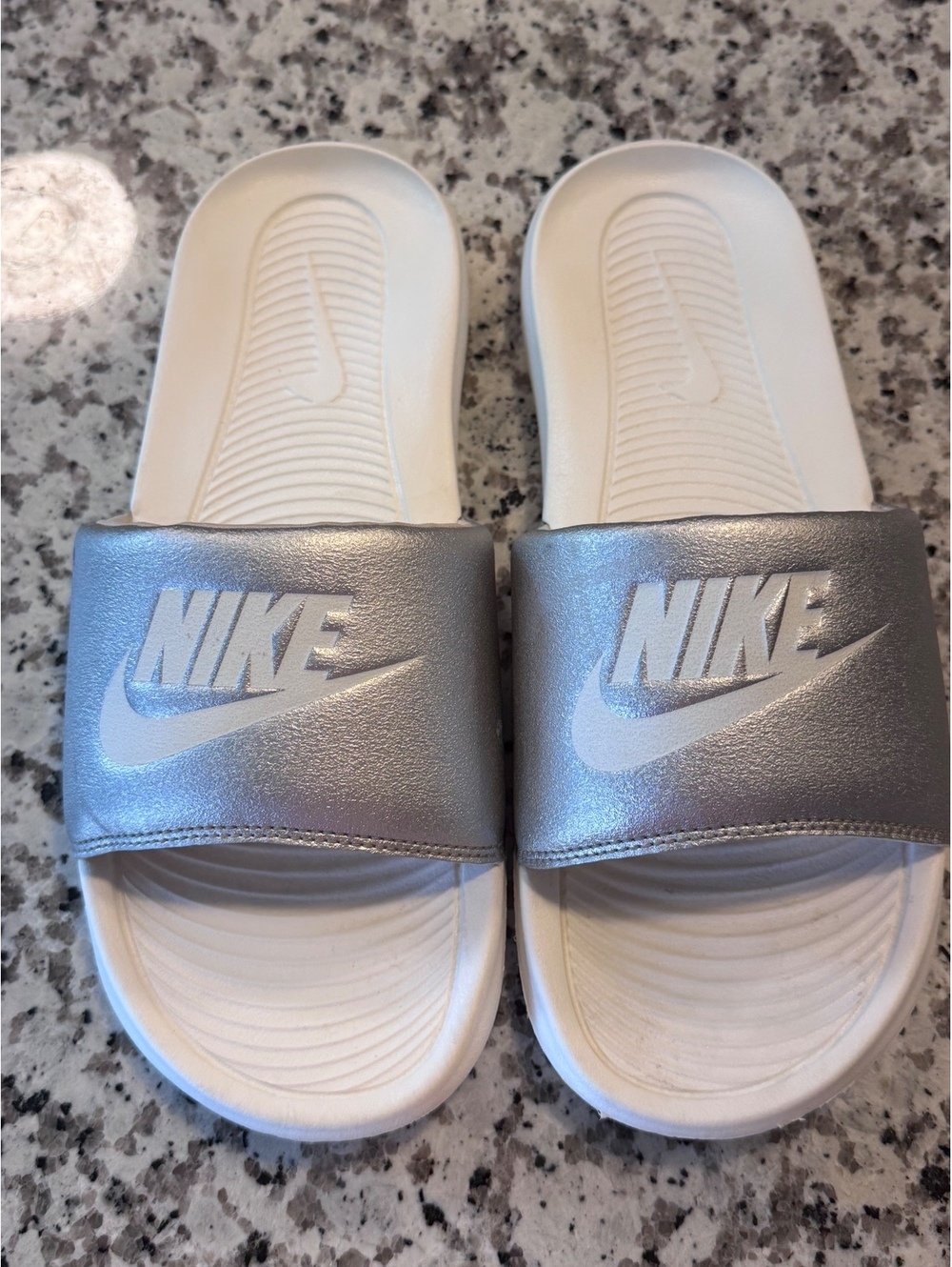 Nike Victori One Slides Women’s US 11 White Silver Metallic sandals  DZ3496-001